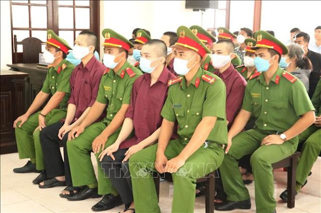 Các thành viên Tịnh thất Bồng Lai (áo nâu) trong phiên tòa xét xử sơ thẩm tháng 7/2022. Nguồn: TTXVN.