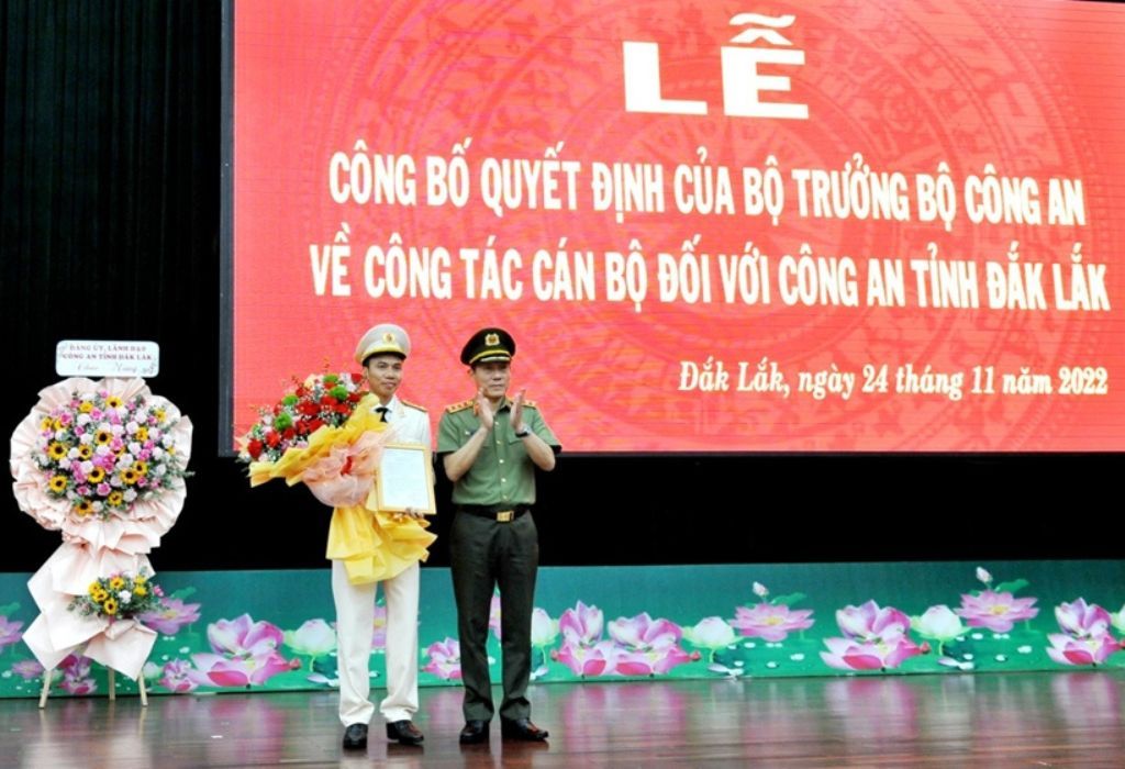 Ông Trần Quang Hiếu (trái) nhận quyết định bổ nhiệm chức phó giám đốc Công an tỉnh Đắk Lắk. Ảnh: Báo Bảo vệ Pháp luật.