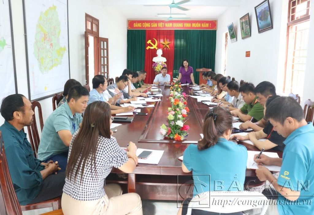 Bà Phương Thị Thanh, Chủ tịch Hội đồng Nhân dân tỉnh Bắc Kạn chỉ đạo về hoạt động quản lý tín ngưỡng, tôn giáo tại thị trấn Nà Phặc, huyện Ngân Sơn. Ảnh: Công an tỉnh Bắc Kạn.