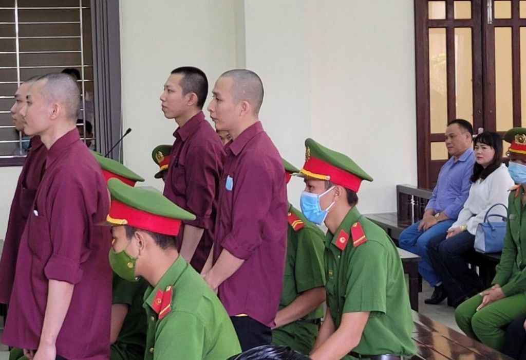 Các thành viên Tịnh thất Bồng Lai trong phiên tòa xét xử phúc thẩm vào ngày 2 và ngày 3/11/2022. Ảnh: Báo Thanh Niên.