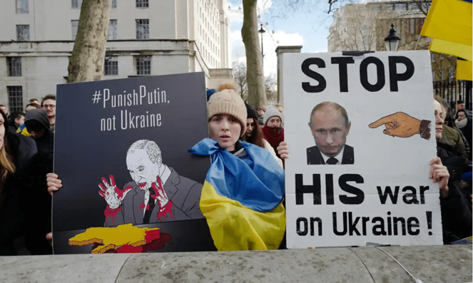 Biểu tình phản đối hành động xâm lược của Putin trên phố Downing, London, Anh. Nguồn: Andy Hall/ The Observer.