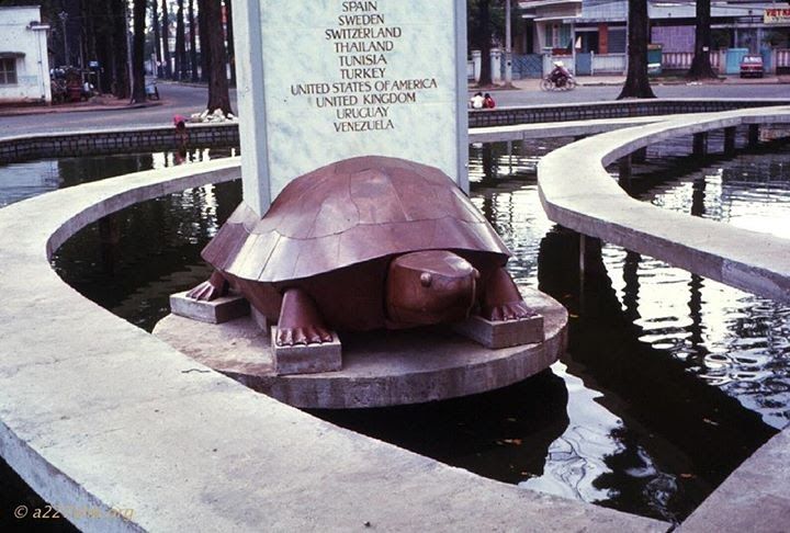 Saigon 1972 - Hồ con rùa và hình con rùa thuở còn nguyên vẹn.Con rùa trong hình là lời giải đáp cho câu hỏi của nhiều bạn 