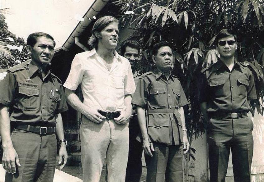 Y Bham Enuôl, người dân tộc Êđê, người sáng lập và lãnh đạo tổ chức FULRO (thứ ba từ trái sang), chụp ảnh với phóng viên William H. Chickering của tờ The New York Times. Ảnh: The New York Times.