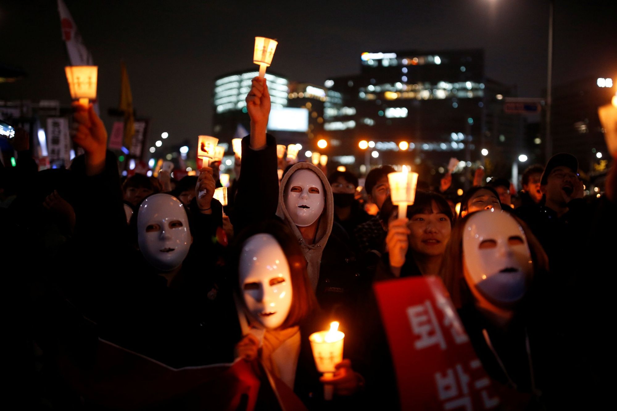 Người biểu tình Hàn Quốc đòi Tổng thống Park Geun-hye từ chức, tháng 11/2016. Ảnh: Reuters.
