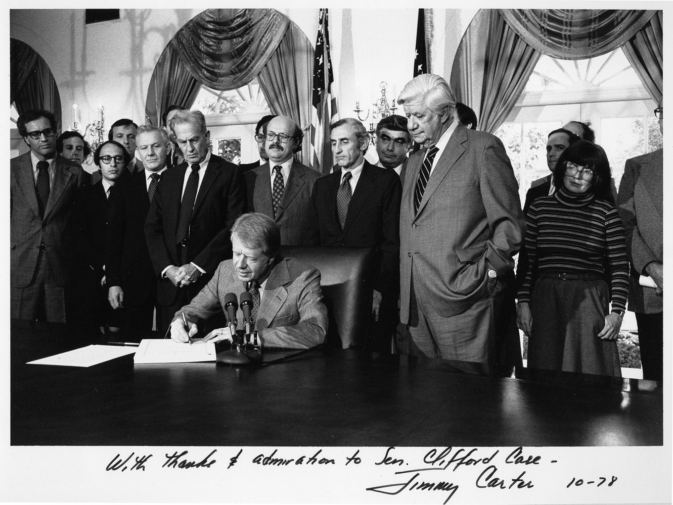 Tổng thống Jimmy Carter đang ký ban hành đạo luật "Đạo đức trong chính quyền", ngày 26/10/1978. Ảnh: libraries.rutgers.edu