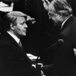 Helmut Schmidt (trái) chúc mừng ông Helmut Kohl trở thành Thú tướng sau cuộc bỏ phiếu bất tín nhiệm. Ảnh: Bettmann/CORBIS