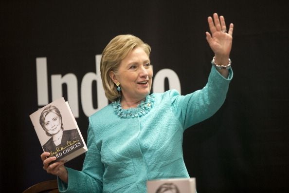 Các thượng nghị sĩ có xu hướng viết sách để "dọn đường" cho việc tranh cử tổng thống. Những hợp đồng về viết sách, bán sách như vậy cũng phải được kê khai. Trong ảnh là bà Hillary Clinton với một cuốn sách mà bà là tác giả. Ảnh: Getty Images.