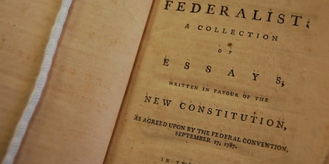 Luận cương Thể chế Liên bang (Federalist Papers), quyển II, hiện đang được trưng bày tại Bảo tàng Morristow, bang New Jersey, Hoa Kỳ. Ảnh: morristownnhpmuseum.blogspot.com
