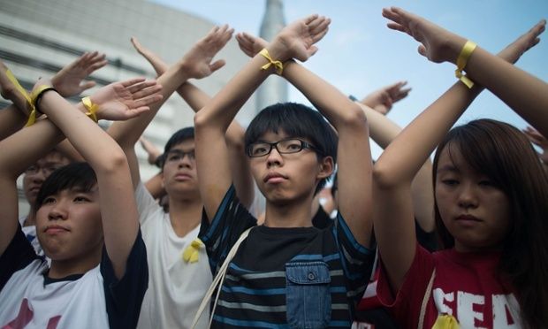 Joshua Wong và các bạn biểu tình ở Hong Kong, ngày 1/10/2014. Ảnh: Anthony Kwan/ Getty Images