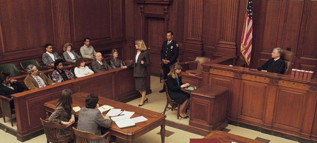 Bồi thẩm đoàn (trái) đang nghe luật sư trình bày trong một phiên tòa ở Mỹ. Ảnh: sfexaminer.com