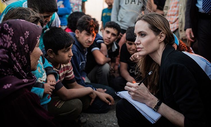 Angelina Jolie đang nói chuyện với những người tị nạn Syria ở biên giới Syria-Jordan. Ảnh: Cao ủy LHQ về Người tị nạn (UNHCR) 