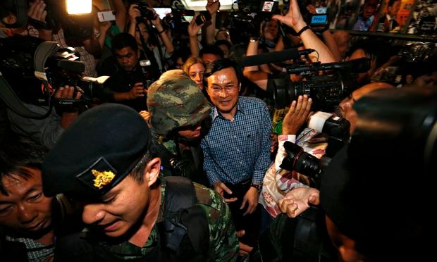 Cựu Bộ trưởng Giáo dục Chaturon bị quân đội bắt giữ ngay khi đang tổ chức một cuộc họp báo ở Bangkok ngày 27/5/2014. Ảnh: The Guardian. 