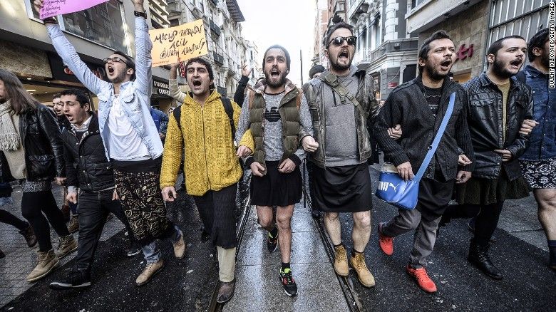 Những người đàn ông biểu tình trong trang phục váy ngắn để tỏ sự ủng hộ quyền phụ nữ, ngày 21/2/2015 tại Istanbul. Nguồn ảnh: CNN