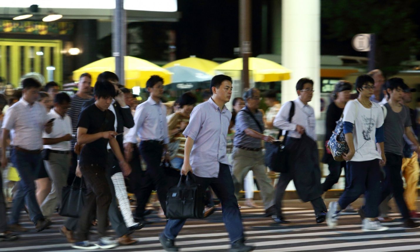 Những công nhân "cổ cồn trắng" ở Nhật Bản. Ảnh: Getty Images (nguồn: The Guardian)