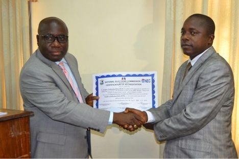 Chủ tịch Ủy ban Bầu cử Quốc gia Liberia trao chứng nhận đăng ký thành lập đảng cho đại diện của Đảng Thống nhất PUP hồi năm 2014, nâng tổng số đảng chính trị đăng ký ở nước này lên con số 32. Ảnh: necliberia.org