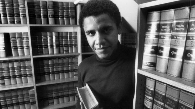 Tổng thống Mỹ Barack Obama học luật tại ĐH Harvard (Mỹ) từ 1988 đến 1991, và là tổng biên tập da đen đầu tiên của tạp chí luật Harvard Law Review danh tiếng ngay từ năm thứ nhất. Ảnh: npr.org