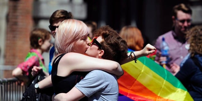 Những người ủng hộ hôn nhân đồng giới ăn mừng chiến thắng ở Dublin, thủ đô của Ireland, sau khi kết quả trưng cầu dân ý được công bố. Ảnh: New York Times