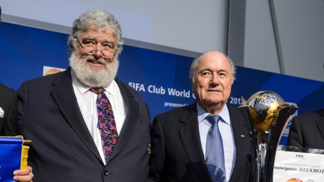 Blazer (trái) cùng Chủ tịch FIFA Sepp Blatter trong một sự kiện năm 2013, một năm trước khi Blazer nhận tội với tòa án Mỹ. Ảnh: rte.ie