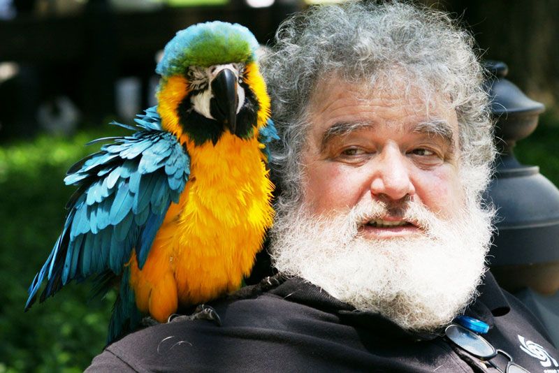 Chuck Blazer đi dạo với con vẹt cưng tên Max đậu trên vai. Bức ảnh do phóng viên của Bird Chanel, một trang web dành cho người yêu chim chụp.