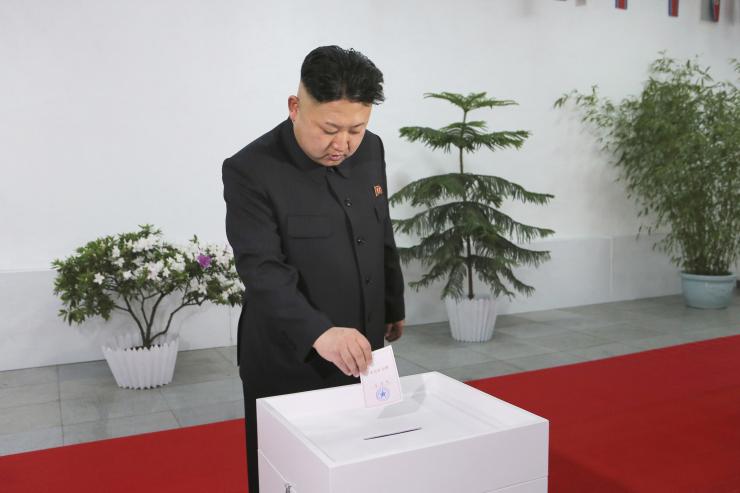 Lãnh tụ Triều Tiên Kim Jong Un bỏ phiếu bầu Hội Đồng Nhân Dân Tối Cao tại điểm bầu cử Trường Đại học Kim Nhật Thành, Bình Nhưỡng hồi tháng 3 năm 2014 - Nguồn: International Business Times.