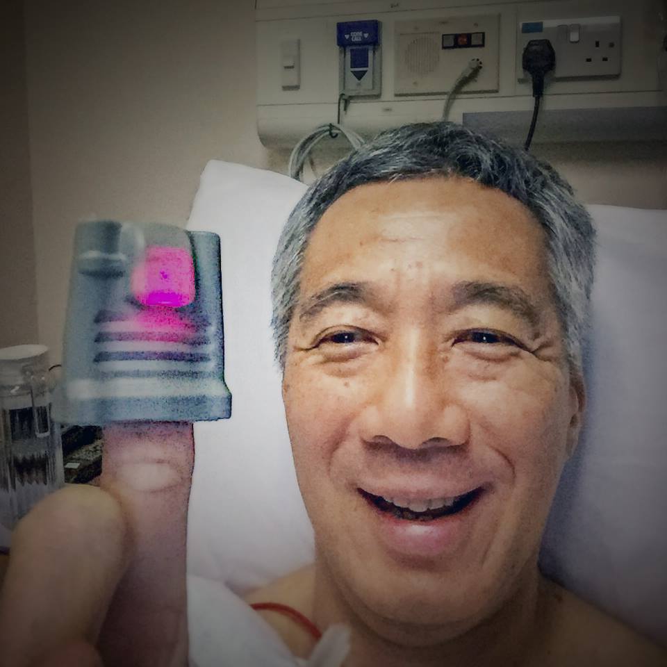 Một bức hình selfie của Thủ tướng Singapore Lee Hsien Loong trước giờ phẫu thuật hồi tháng 2 vừa qua được đăng tải trên trang Facebook cá nhân của ông. 