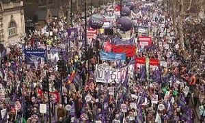 Một cuộc biểu tình chống chính sách thắt lưng buộc bụng đối với các khoản trợ cấp xã hội tại Vương Quốc Anh. Ảnh: The Guardian