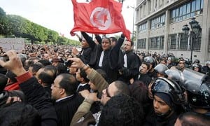 Các luật sư Tunisia dẫn đầu một buổi biểu tình phản đối tổng thống Ben Ali. 