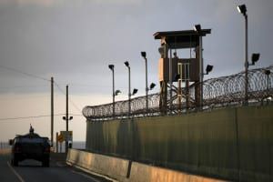 Một tháp canh tại Trại "tạm giam" vịnh Guantánamo ở Cuba. Ảnh: NYTimes.
