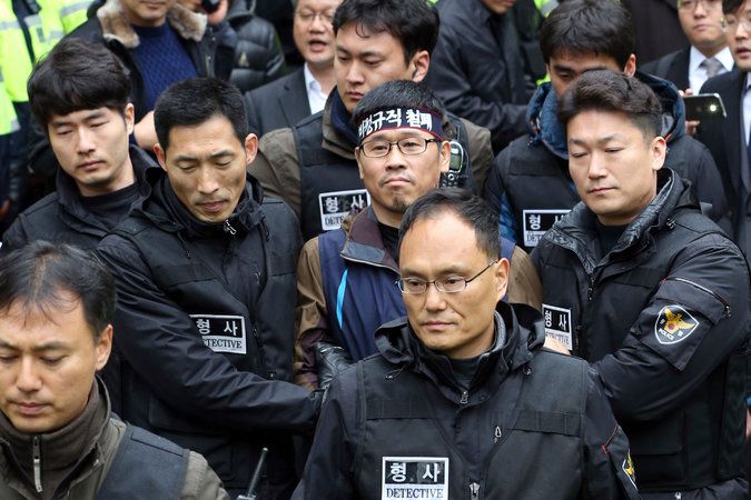 Han Sang-gyun - một thủ lĩnh lao động bị cảnh sát Hàn Quốc bắt giữ sau 24 ngày cố thủ trong một ngôi chùa. Ảnh: NYTimes