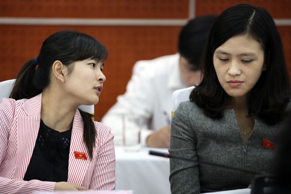 Đại biểu Vũ Thị Hương Sen (trái, sinh năm 1986, Hải Dương) là một trong những thành viên trẻ nhất của Quốc Hội khóa 13. Ảnh: VietNamNet