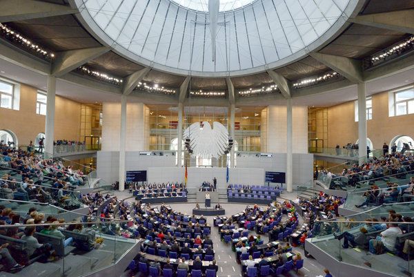 Die Übersicht zeigt den Plenarsaal während der Rede von Bundeskanzlerin Angela Merkel (CDU) am Mittwoch (12.09.2012) im Bundestag in Berlin. Das Parlament berät über den Haushalt für das kommende Jahr. Foto: Rainer Jensen dpa/lbn
