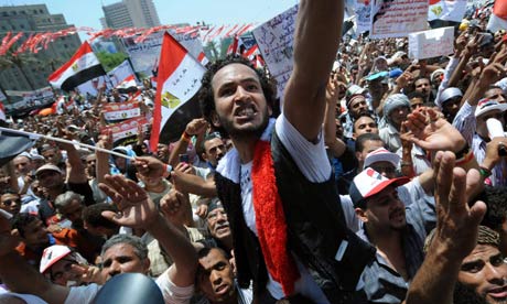 Egyptian-protesters-wave--007
