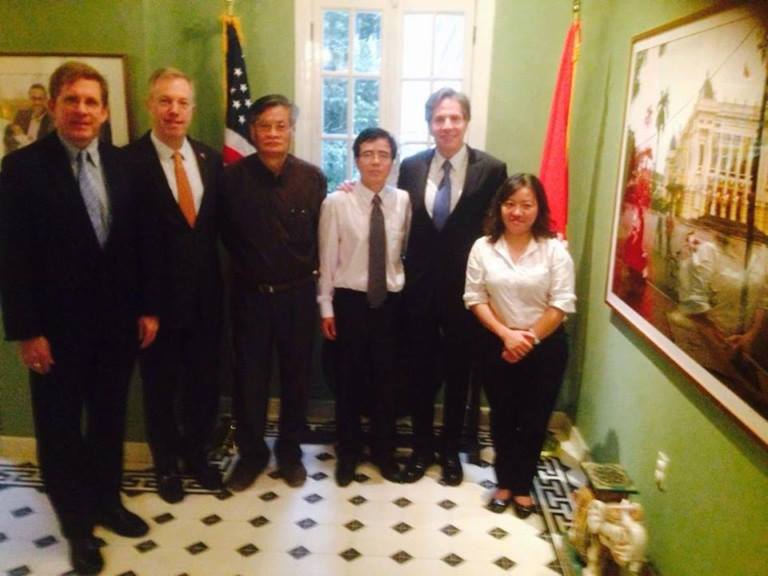 Nhà báo Đoan Trang, ngoài cùng bên phải, trong một dịp tiếp xúc với đại diện chính phủ Hoa Kỳ.