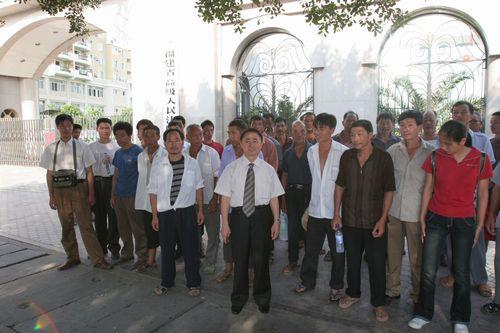 Một nhóm dân làng Bình Nam với bác sỹ Trương Thường Chấn đứng đầu. (Nguồn ảnh: ejatlas.org) 