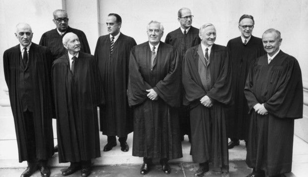 Chín thẩm phán tối cao pháp viện Hoa Kỳ cuối thập kỷ 60 (Nguồn ảnh: fggam.org) 