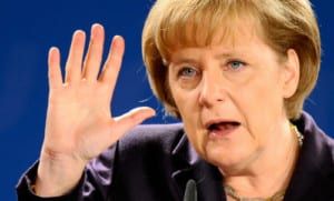 Bà Angela Merkel đã gây ra tranh cãi khi để một vụ việc liên quan đến tự do ngôn luận bị khởi tố