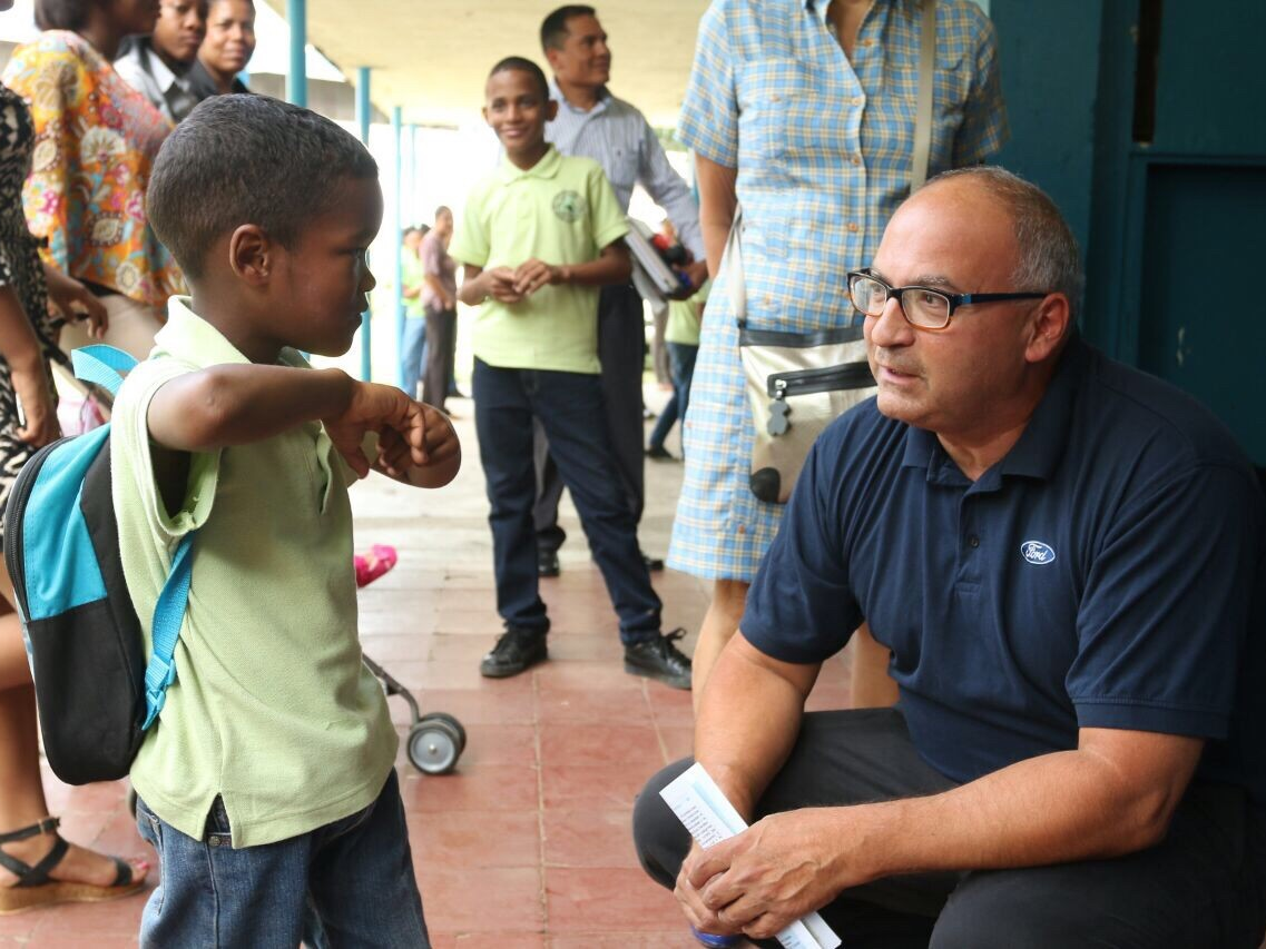 Một nhân viên Ford trao đổi với em bé Panama trong chương trình Phát Kiến Ước Mơ Giáo Dục. Ảnh: Ford