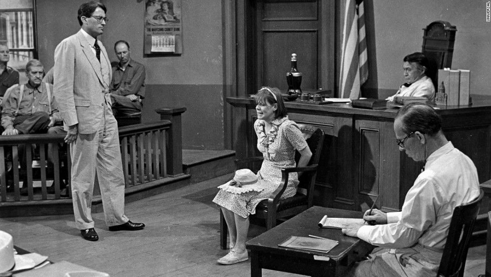 Một cảnh thẩm vấn chéo trong bộ phim kinh điển "Giết Con Chim Nhại" với tài tử Gregory Peck. Thẩm vấn chéo luôn là một hoạt động tạo kịch tính quan trọng với các nhà làm phim Hollywood. (Nguồn ảnh: turner.com)