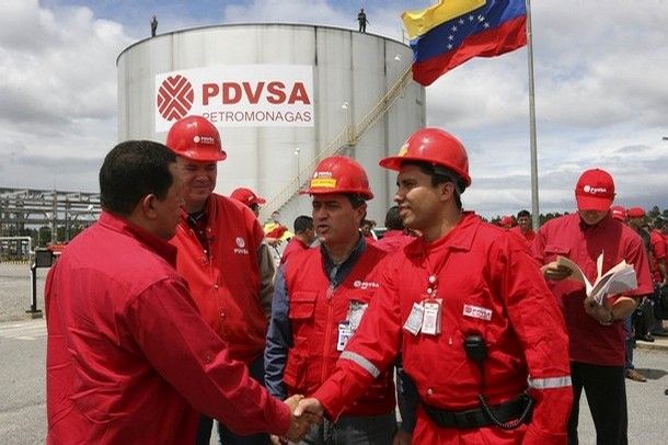 Venezuela's President Hugo Chavez (L) greets oil workers during his weekly broadcast at a nationalized oil field at Orinoco's belt in the southern strip of the eastern Orinoco River February 17, 2008. Chavez said on Sunday he will cut oil sales to the United States if Washington attacks the South American country as the country is in the midst of a legal battle with U.S. oil giant Exxon Mobil, which recently won court orders freezing up to $12 billion in Venezuelan assets to ensure compensation for an oil project Chavez nationalized last year. REUTERS/Miraflores Palace/Handout (VENEZUELA). EDITORIAL USE ONLY. NOT FOR SALE FOR MARKETING OR ADVERTISING CAMPAIGNS.