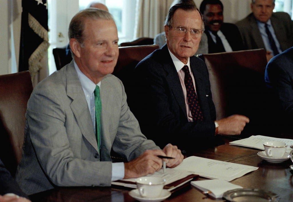 Quân sư James Baker (bên trái) và Tổng thống George Bush (cha) (Nguồn ảnh: alarabiya.net)