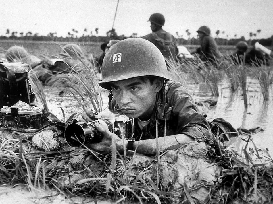 Nhiếp ảnh gia Huynh Thanh My của thông tấn xã Mỹ AP tác nghiệp tại vùng đồng bằng sông Cửu Long. Hình chụp 1 tháng trước khi ông My hy sinh ngày 10 tháng 10 năm 1965 (Nguồn ảnh: AP – từ trang thevietnamwar.info/huynh) 