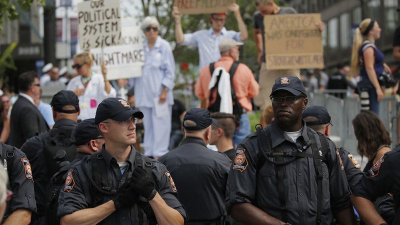 Cảnh sát và người biểu tình tại Quảng trường công cộng Cleveland vào ngày cuối của Đại hội Đảng Cộng Hòa toàn quốc 