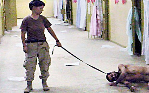 Một hình ảnh binh lính Mỹ tra tấn nghi phạm khủng bố sau vụ 11/9. Ảnh: Telegraph