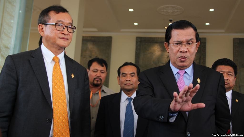 Lãnh đạo đối lập Sam Rainsy và Thủ tướng Hun Sen. Ảnh: Reuters.