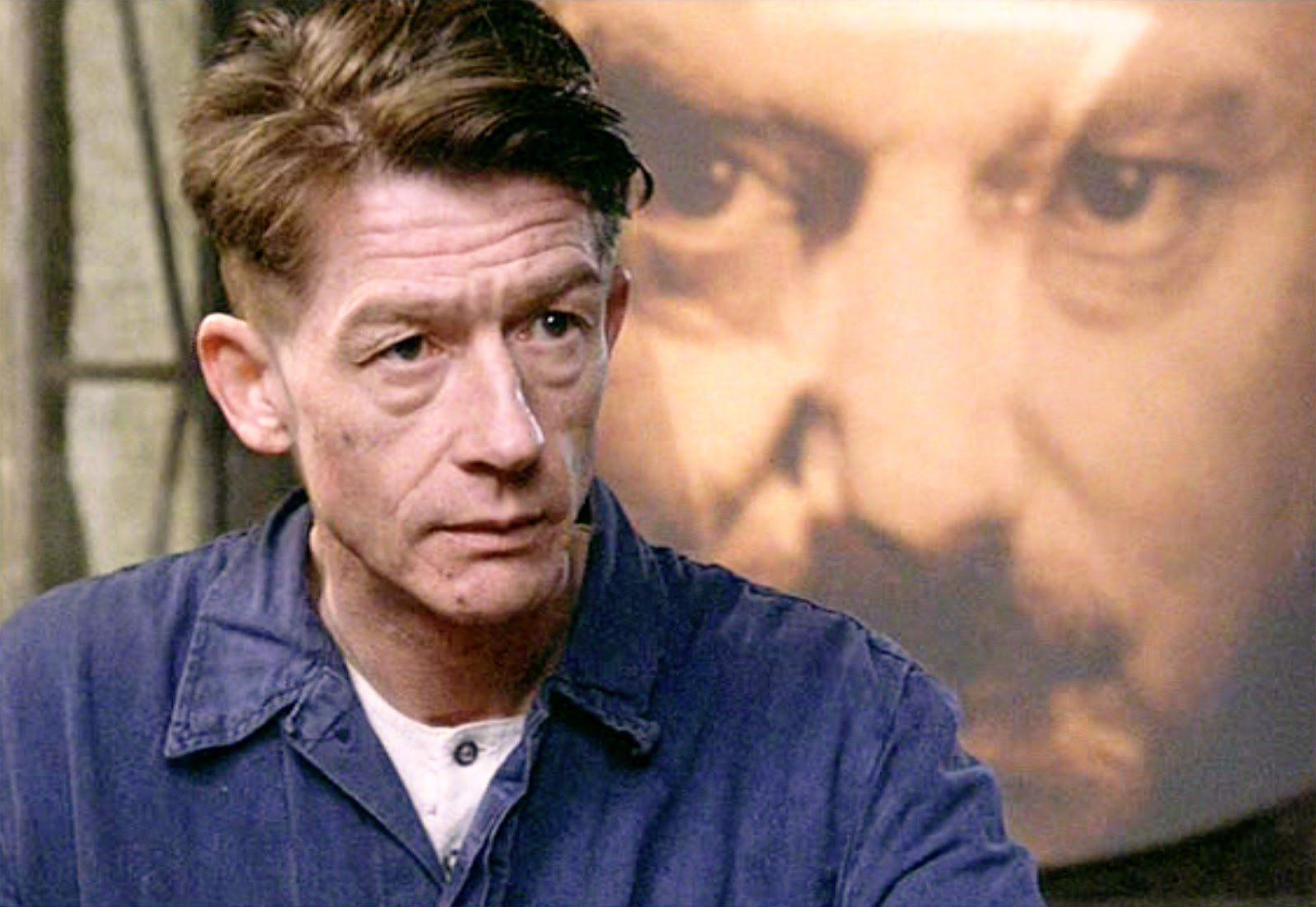 John Hurt trong vai Winston Smith, phim của Michael Raford chuyển thể từ tiểu thuyết 1984 của Orwell. Ảnh trích từ phim.