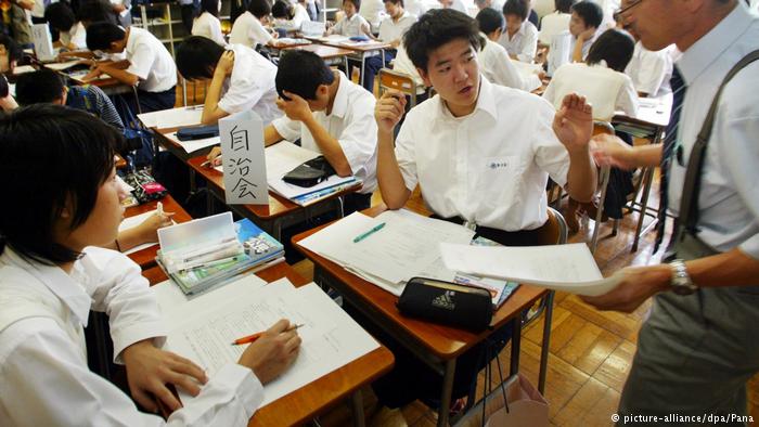 Nhật bản có một trong những nền giáo dục phát triển nhất thế giới, và SGK cũng bị can thiệp mạnh từ phía Chính phủ. Ảnh: DPA.