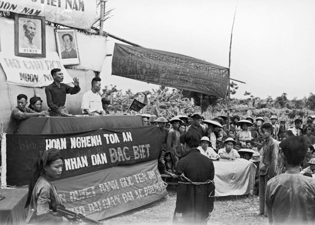 Tòa án Nhân dân đặc biệt đang thực hiện hoạt động ‘đấu tố’ của mình tại một vùng nông thôn miền Bắc vào năm 1955. Ảnh: The Dmitri Baltermants Collection/CORBIS