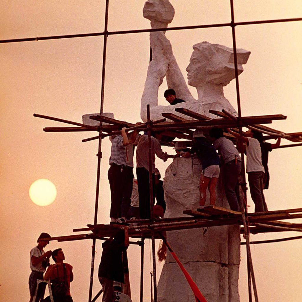 Sinh viên Nghệ thuật Bắc Kinh tạo tượng Nữ thần Tự do ngay giữa Thiên An Môn. Ảnh: Jeff Widener / Associated Press
