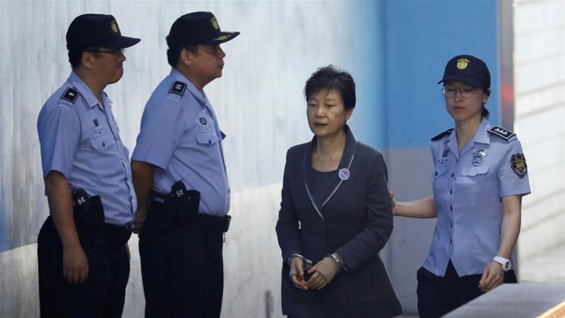 Cuộc luận tội thành công đối với cựu Tổng thống Park Geun-hye được báo chí phương Tây gọi là một ‘phép màu dân chủ’. Ảnh: Reuters.