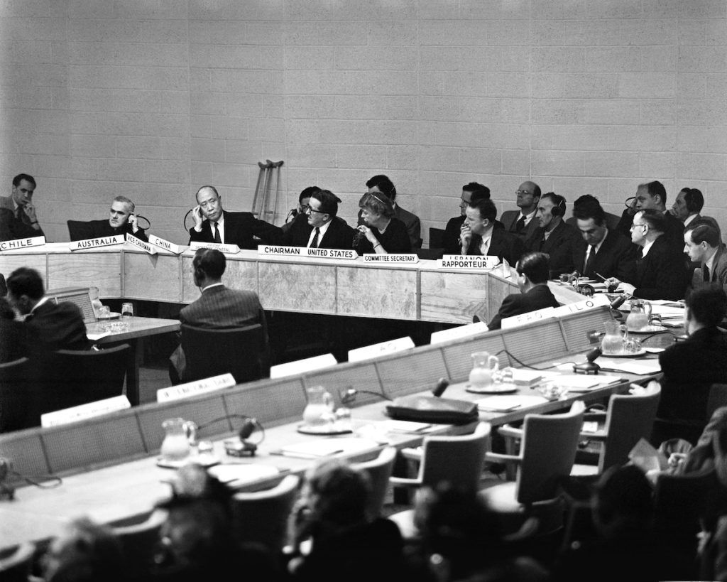 Phiên họp đầu tiên của Ban Soạn thảo Tuyên ngôn Nhân quyền Quốc tế, trực thuộc Ủy ban Liên Hợp Quốc về Nhân quyền, ngày 9/6/1947 tại New York, Hoa Kỳ. Ảnh: universal-rights.org. 